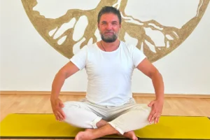 Pilates Next Level mit Artur Kursleiter Artur zeigt eine Übung beim Pilates Next Level Kurs im yoga2be Studio in Bad Säckingen.