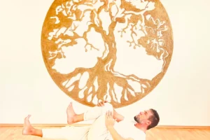 Pilates Next Level mit Artur Kursleiter Artur zeigt eine Übung beim Pilates Next Level Kurs im yoga2be Studio in Bad Säckingen.