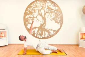Pilates Next Level mit Artur Kursleiter Artur zeigt eine Übung beim Pilates Next Level Kurs im yoga2be Studio in Bad Säckingen.
